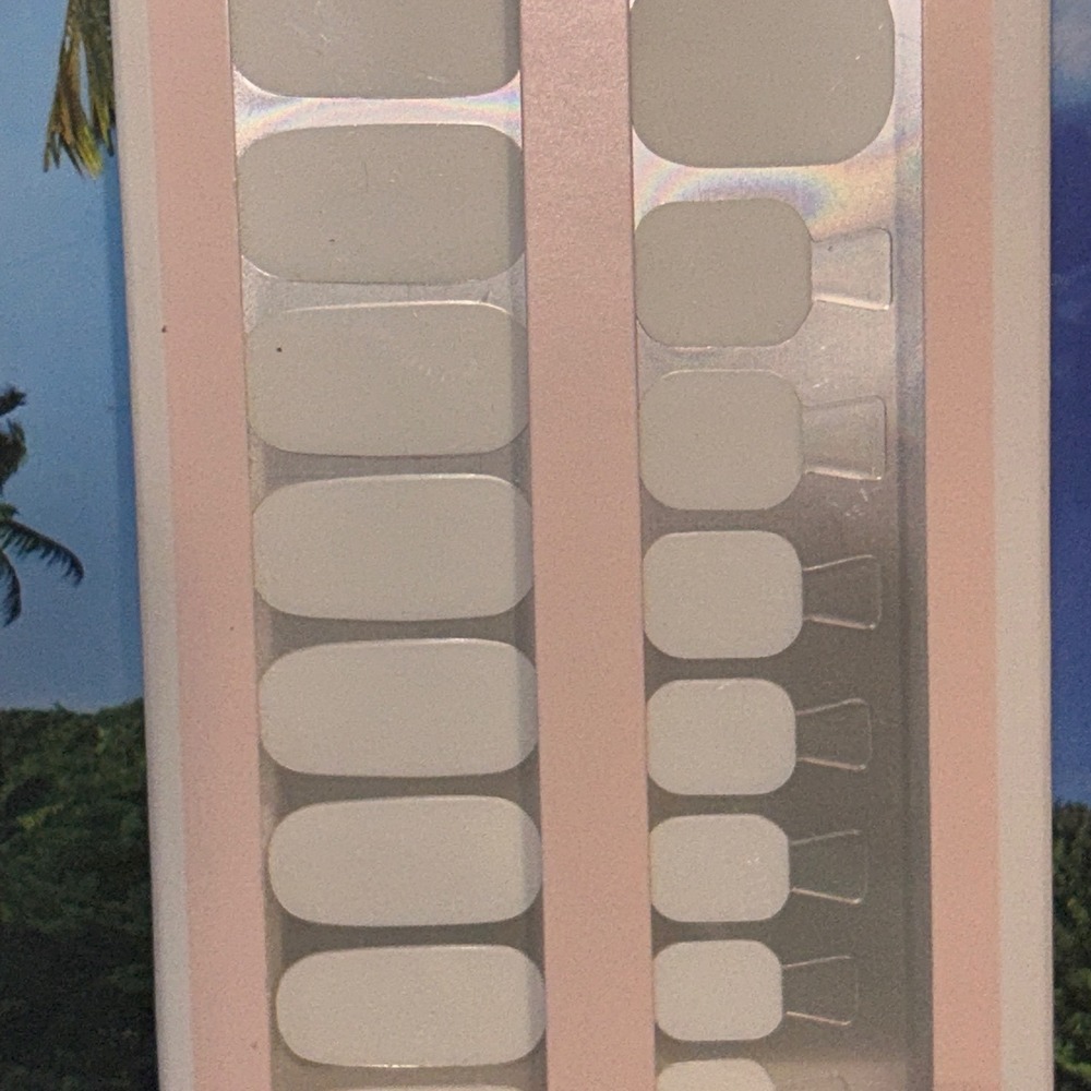 Dashing Diva Gloss Ultra Shine Gel‎ Mani Pedi Kit 54 Gel Nail Strips White Flag
